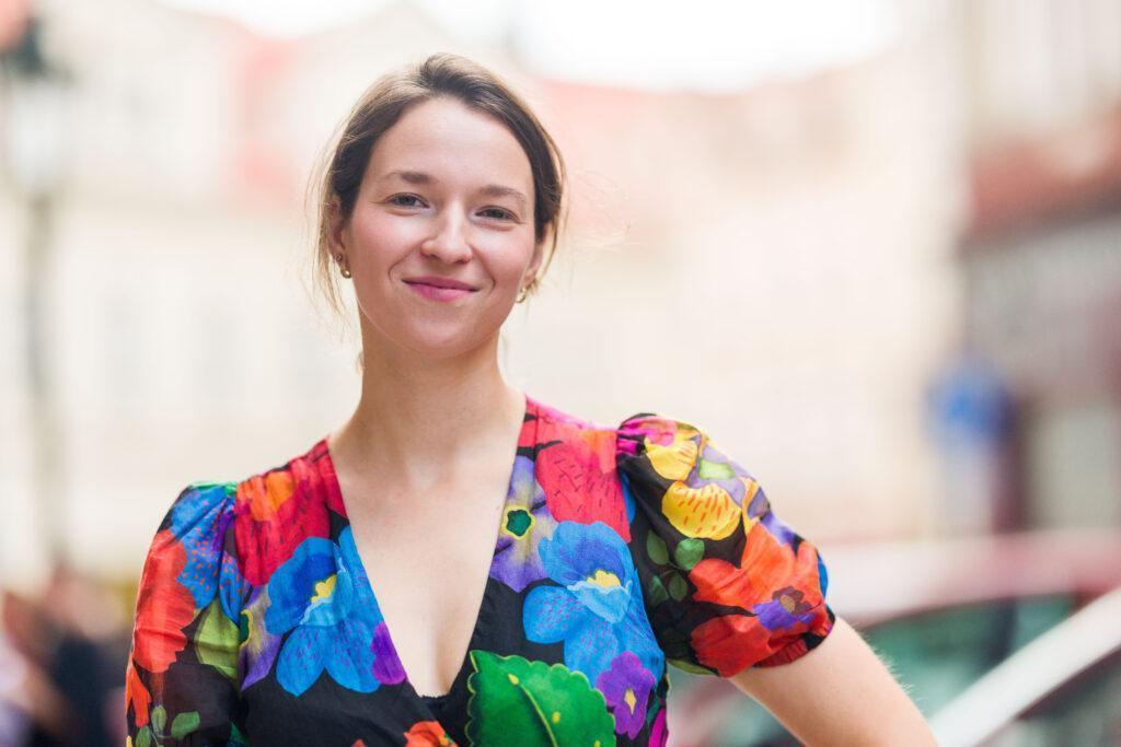 Berenika Kohoutova pozuje novinarum 1