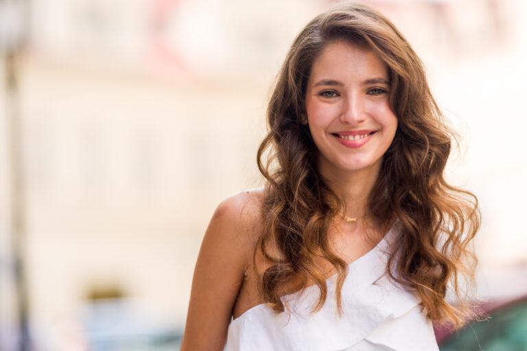 Sara Sandeva pozuje novinarum 1