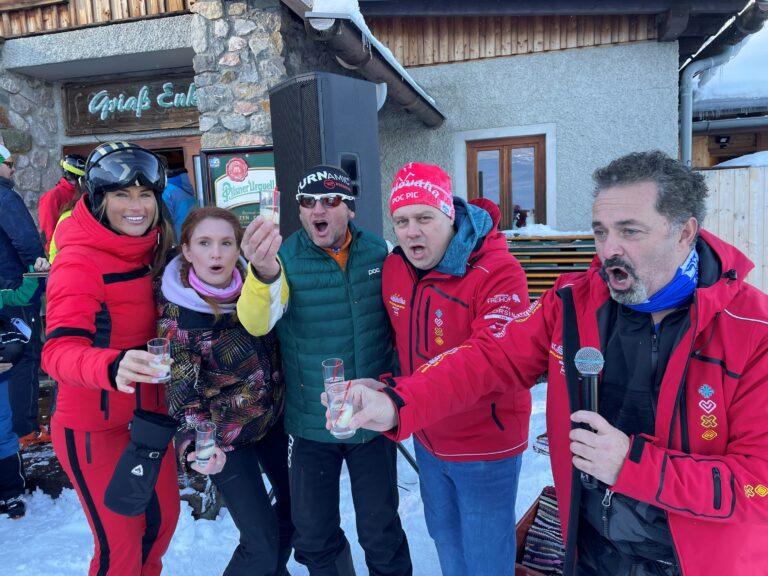 5 Mansela Kopalovi Denisa Martin a majitel restaurace Mauo ForgaA 8