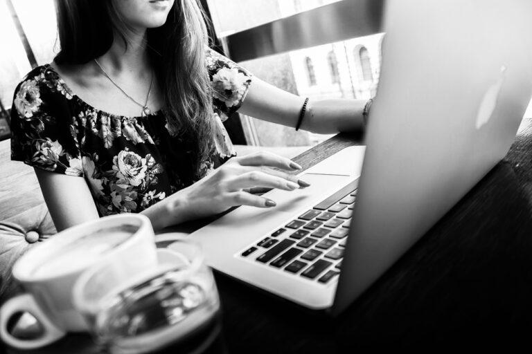 woman 1851464 1280 2