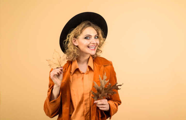 Co byste měli stihnout do konce roku 2026 podle znamení? Raci si vyříkají minulost, Váhy se rozhodnou v důležité věci september happy girl with autumn leaf autumnal foliage autumn sale fashion woman with leaves fashion